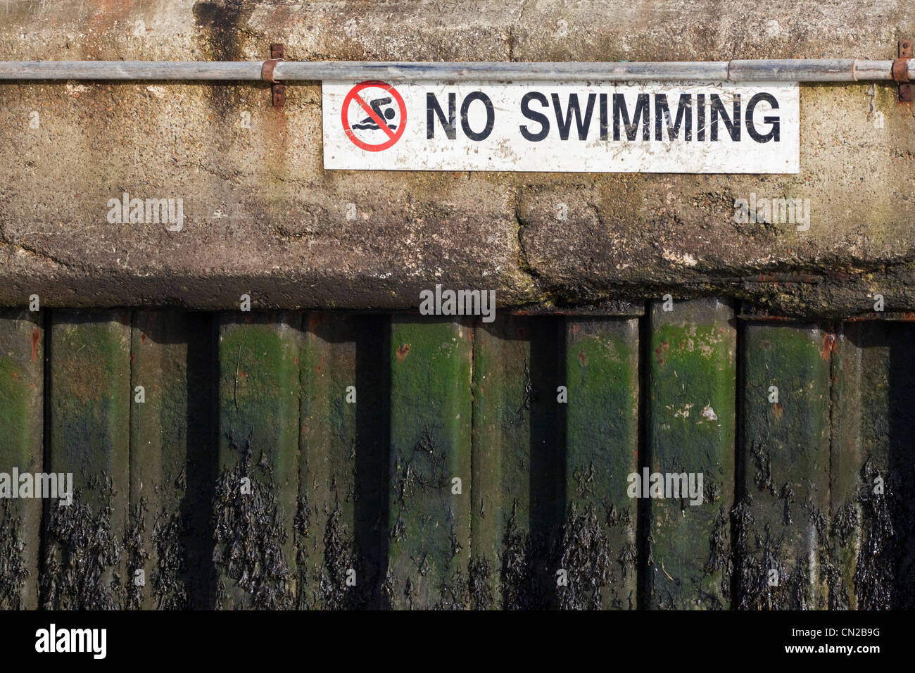 Kein Schwimmen Warnschild, Großbritannien Stockfoto