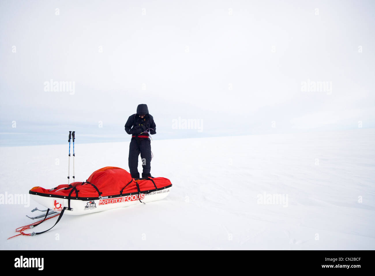 Arktische Polarforscher nimmt Ruhepause auf Inlandeis, Grönland - Herr Stockfoto