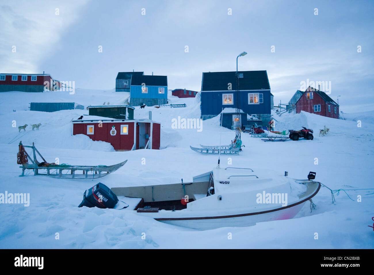 Gefrorene Boot in Kulusuk, Ostküste, Grönland Stockfoto