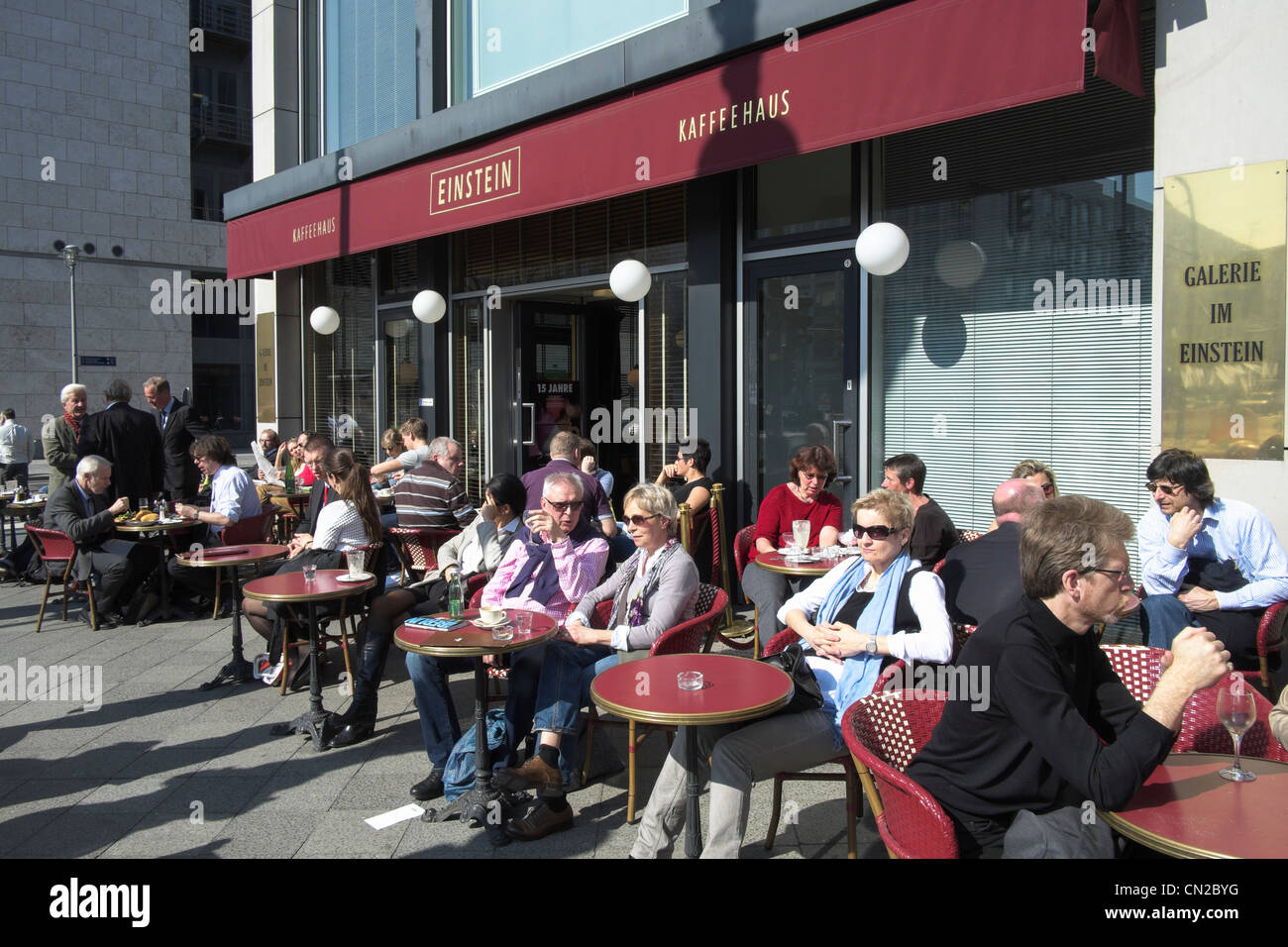 Belebten Straßencafé am berühmten Café Einstein unter Den Linden in Berlin Deutschland Stockfoto
