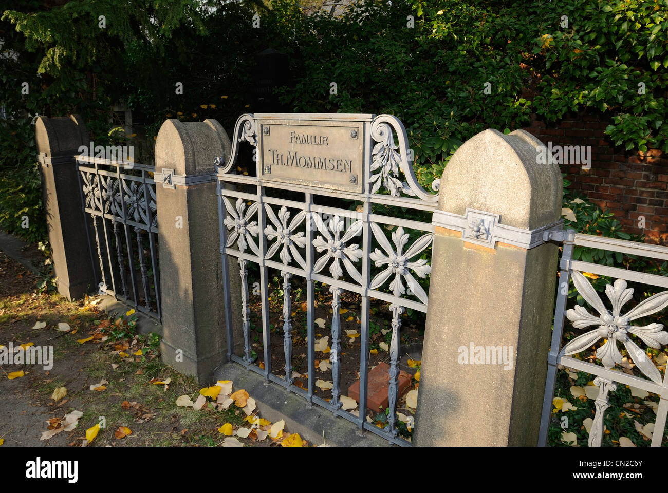 Grab von Theodor Mommsen, 1817-1903, deutscher Historiker, Nobel-Preisträger in der Literatur, Friedhof Kreuzberg, Berlin, Deutschland Stockfoto