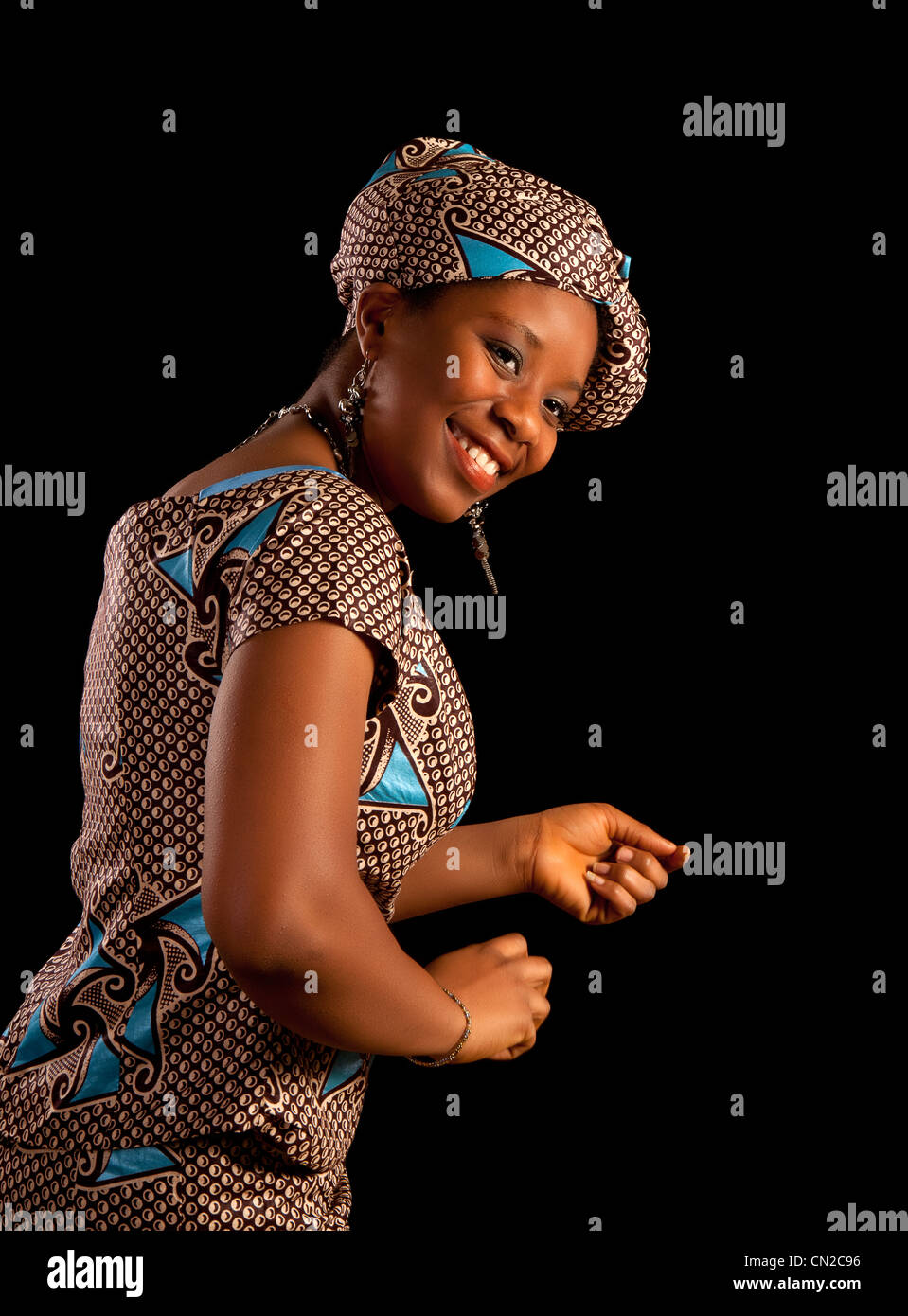 Schöne junge Ghanese afrikanische Frau zeigt einen Tanz in ihrer traditionellen Tracht Stockfoto