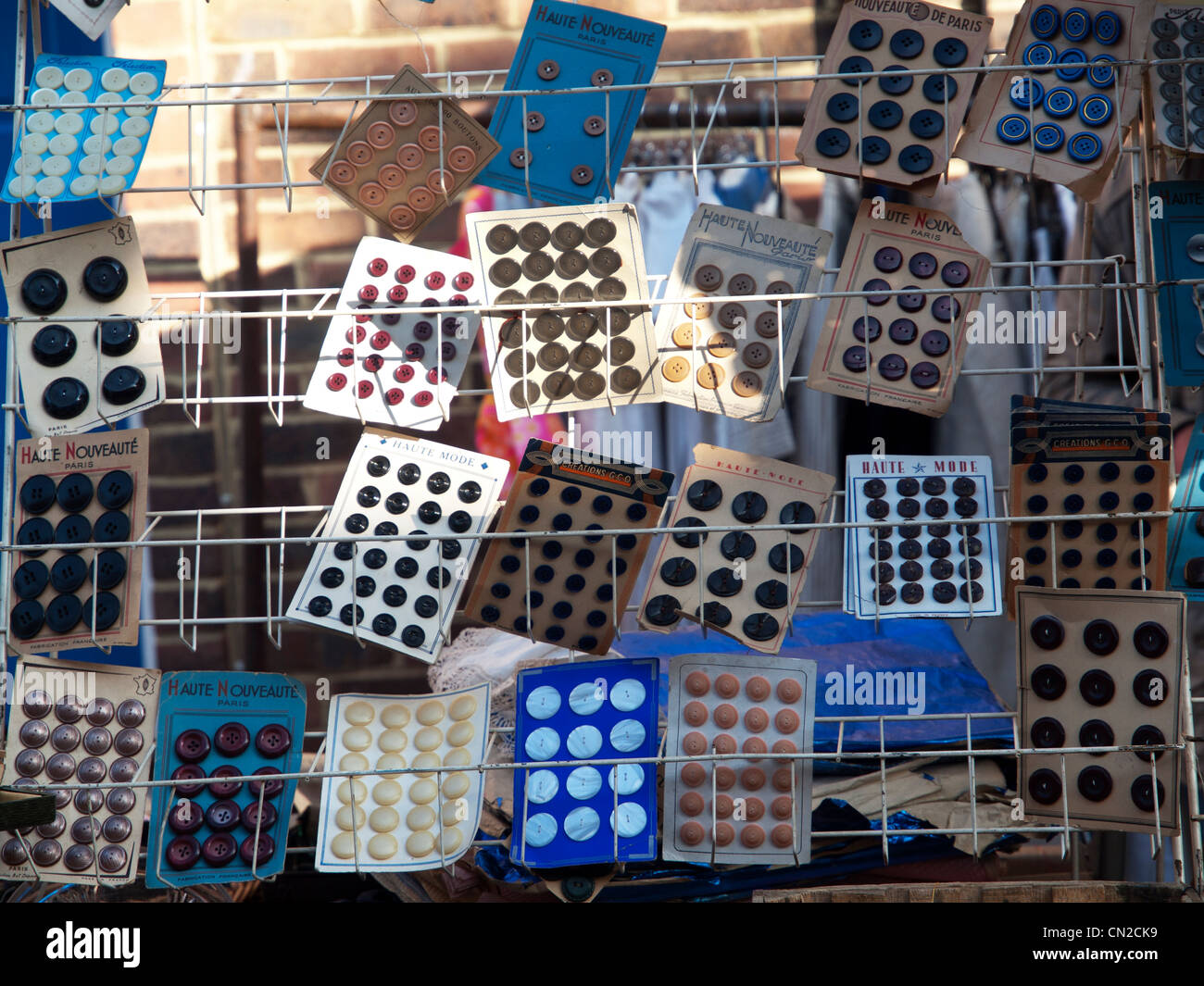 Schaltflächen für den Verkauf im oberen Gardner Street Market, Brighton Stockfoto