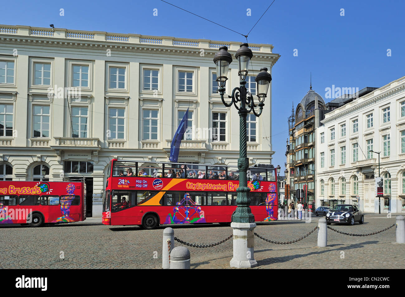 Doppelte Decker Busse im Musée Magritte Museum / MMM an der Place Royale / Royal Square / verdeutlicht in Brüssel, Belgien Stockfoto