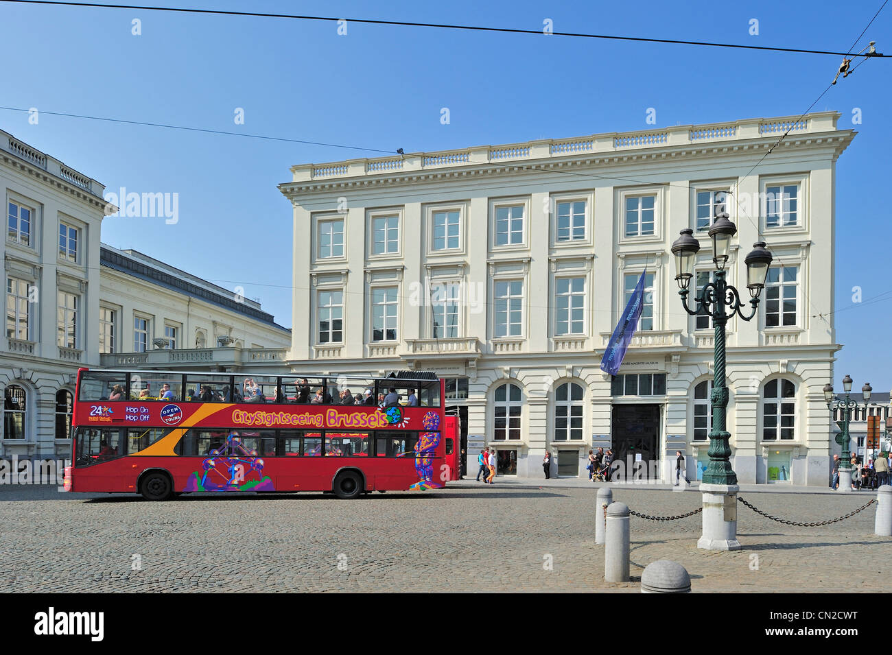 Doppeldecker-Bus in das Musée Magritte-Museum / MMM an der Place Royale / Royal Square / verdeutlicht in Brüssel, Belgien Stockfoto