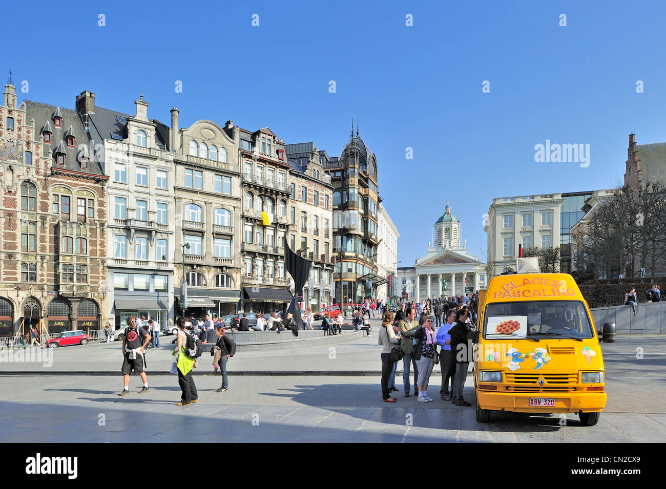 Touristen kaufen Eis vom Eiswagen auf dem Hofberg / Coudenberg-Platz in Brüssel, Belgien Stockfoto