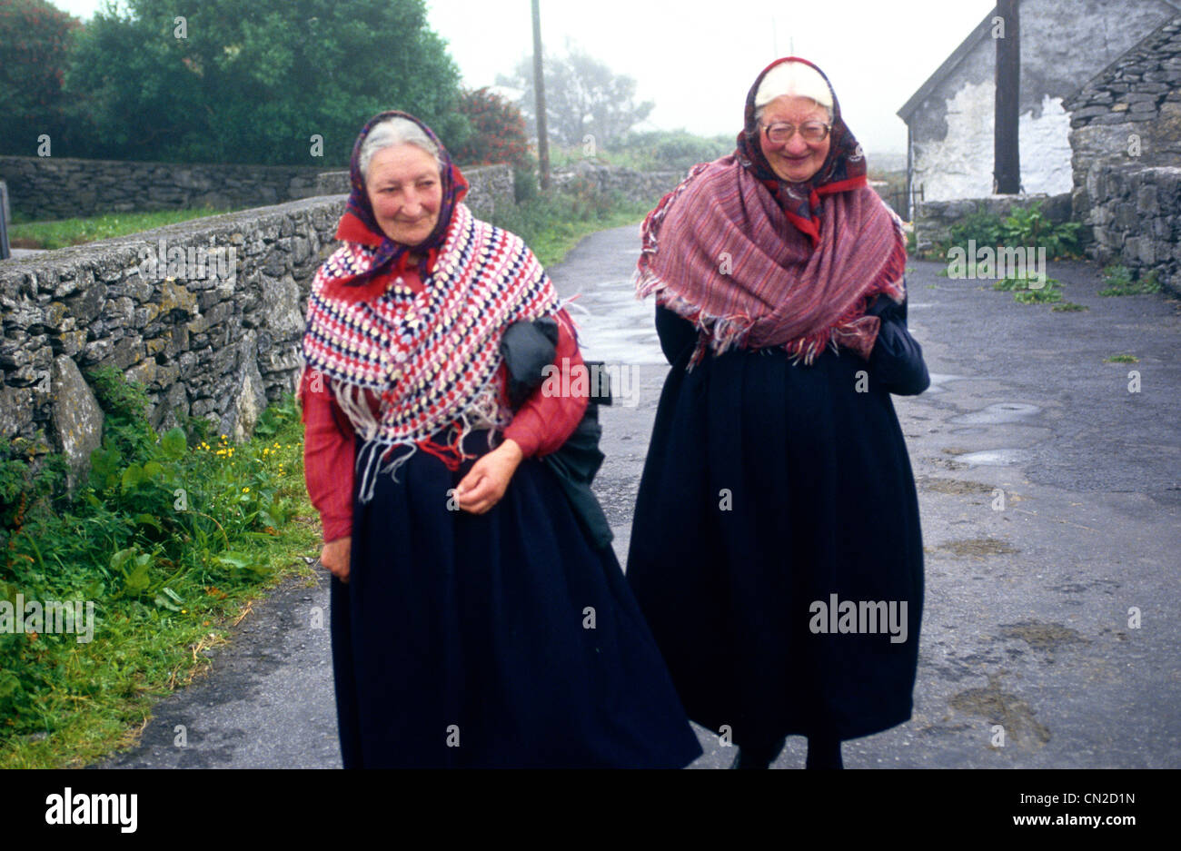 ZWEI Frauen zu Fuß auf Inishere ware traditionelle farbige Schals, Aran Islands Co Galway Irland Stockfoto