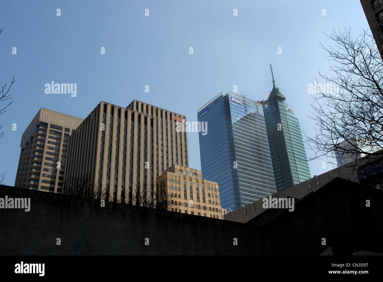 Wolkenkratzer um Nathan Phillips Square in Toronto Stockfoto