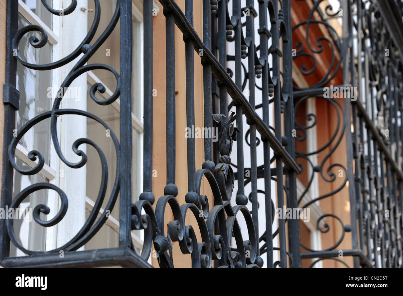 Fenster mit entworfen attraktiv Schmiedeeisen Schutz in Altstadt von Basel. Stockfoto