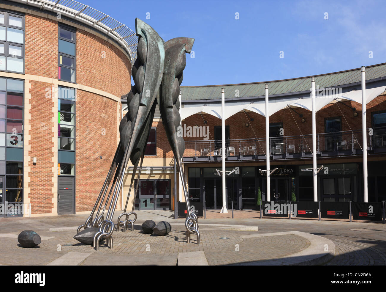 Brewery Wharf Leeds, Yorkshire, England, UK. Voller Schiffe Bronze Skulptur von drei riesige Gerste Hühneraugen von Ian Randall Stockfoto