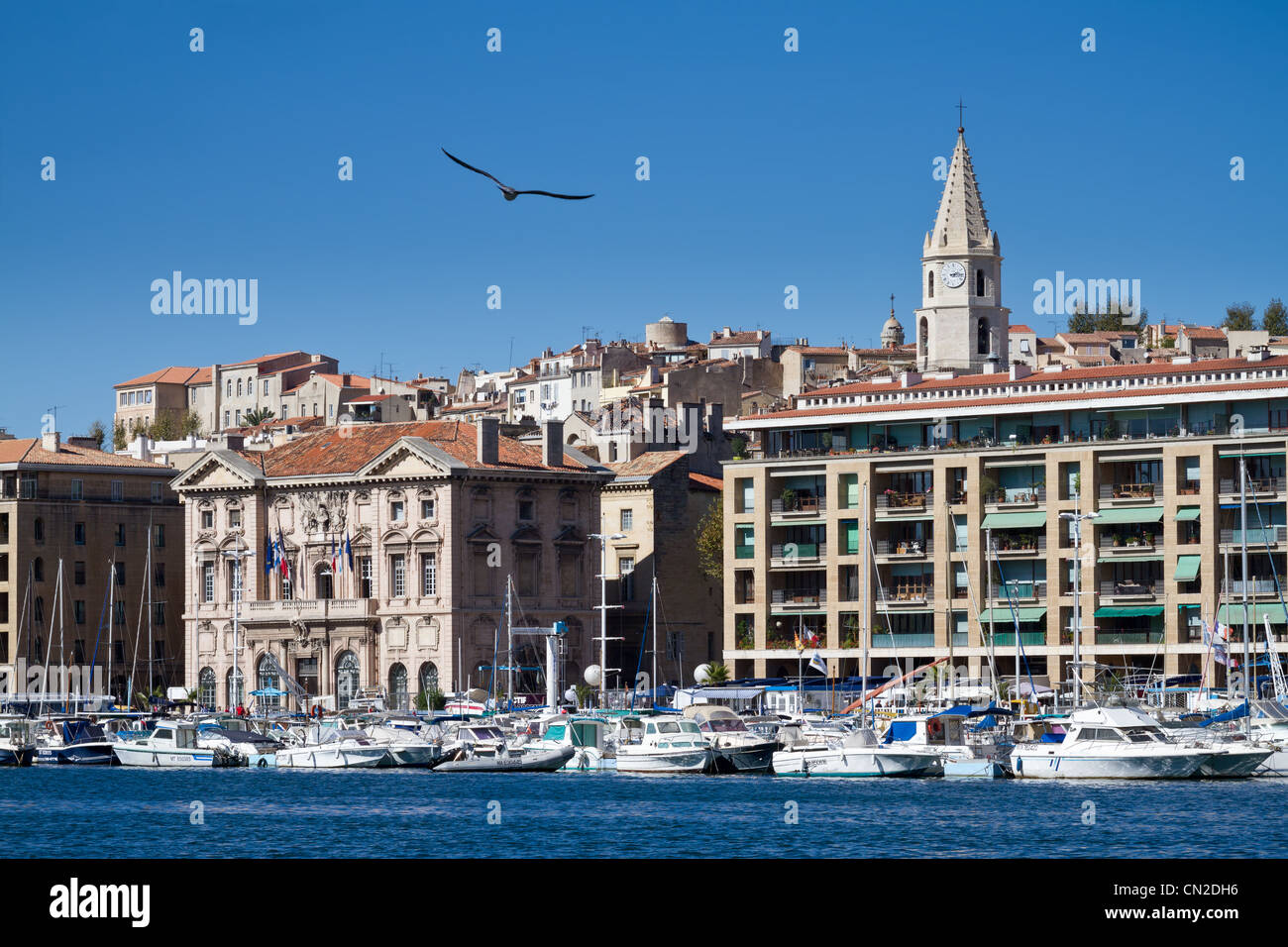 Der historische Hafen "Vieux Port" von Marseille. Blick auf das Rathaus Stockfoto