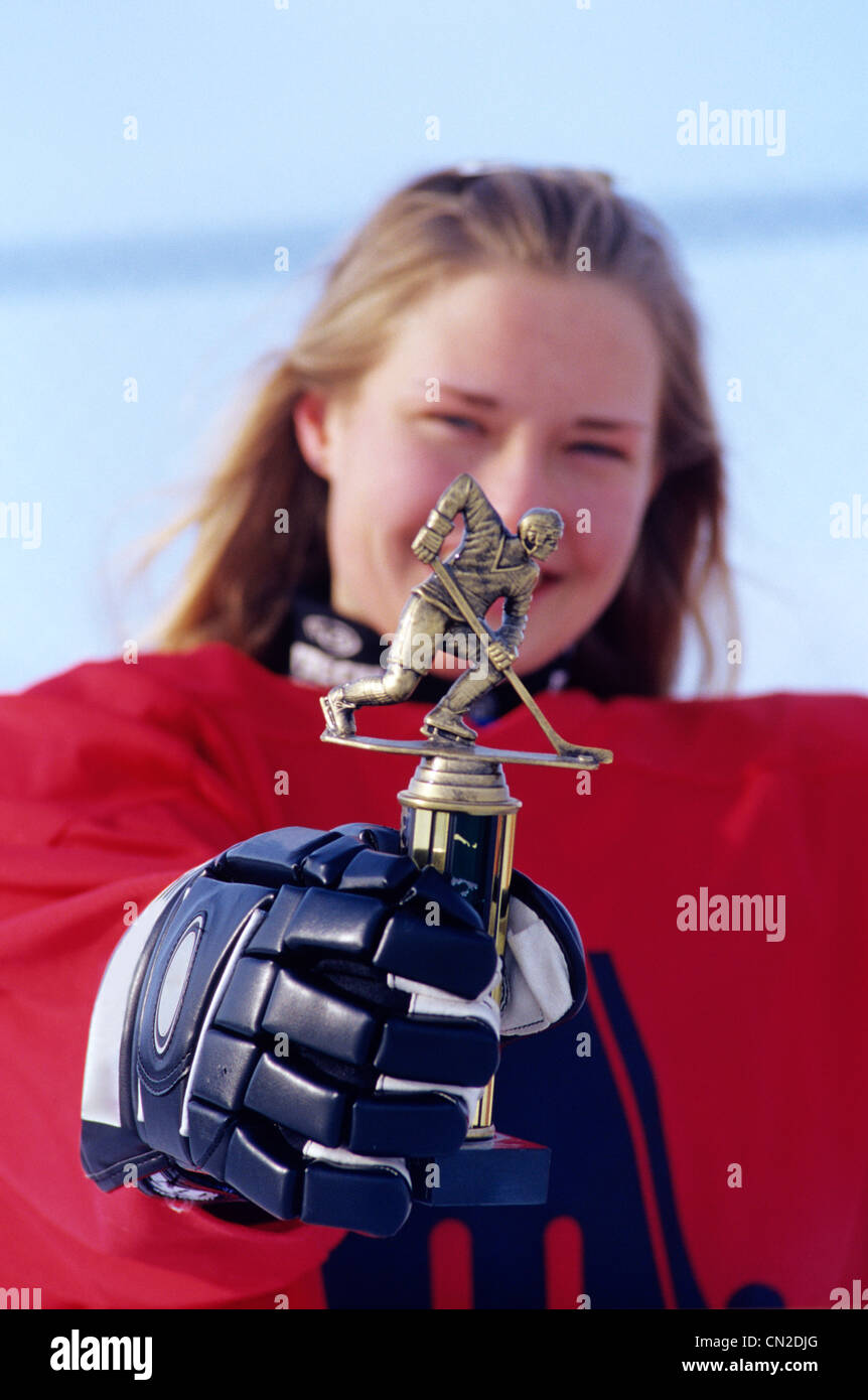 Porträt eines Mädchens Hockey Players mit Trophäe, Winnipeg, Manitoba Stockfoto