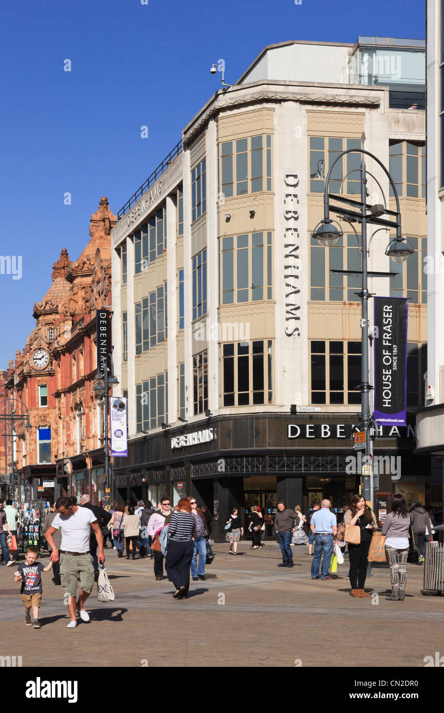 Briggate Leeds Yorkshire England UK. Beschäftigt Straßenszene mit Menschen beim Einkaufen im Zentrum der Stadt außerhalb Kaufhaus Debenhams Stockfoto