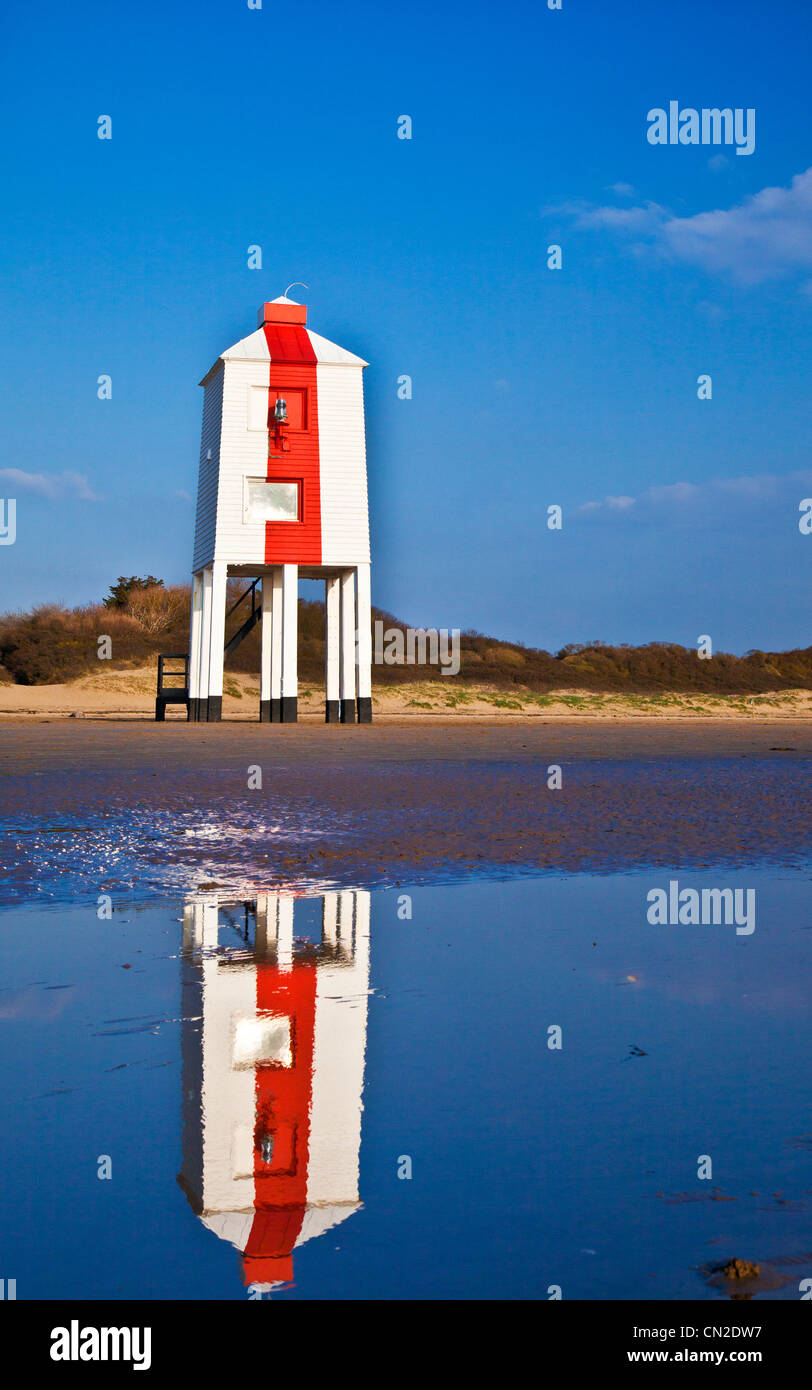 Der ungewöhnliche Leuchtturm auf Stelzen an Burnham-on-Sea, Somerset, England, UK spiegelt sich in ein Gezeitenbecken Stockfoto