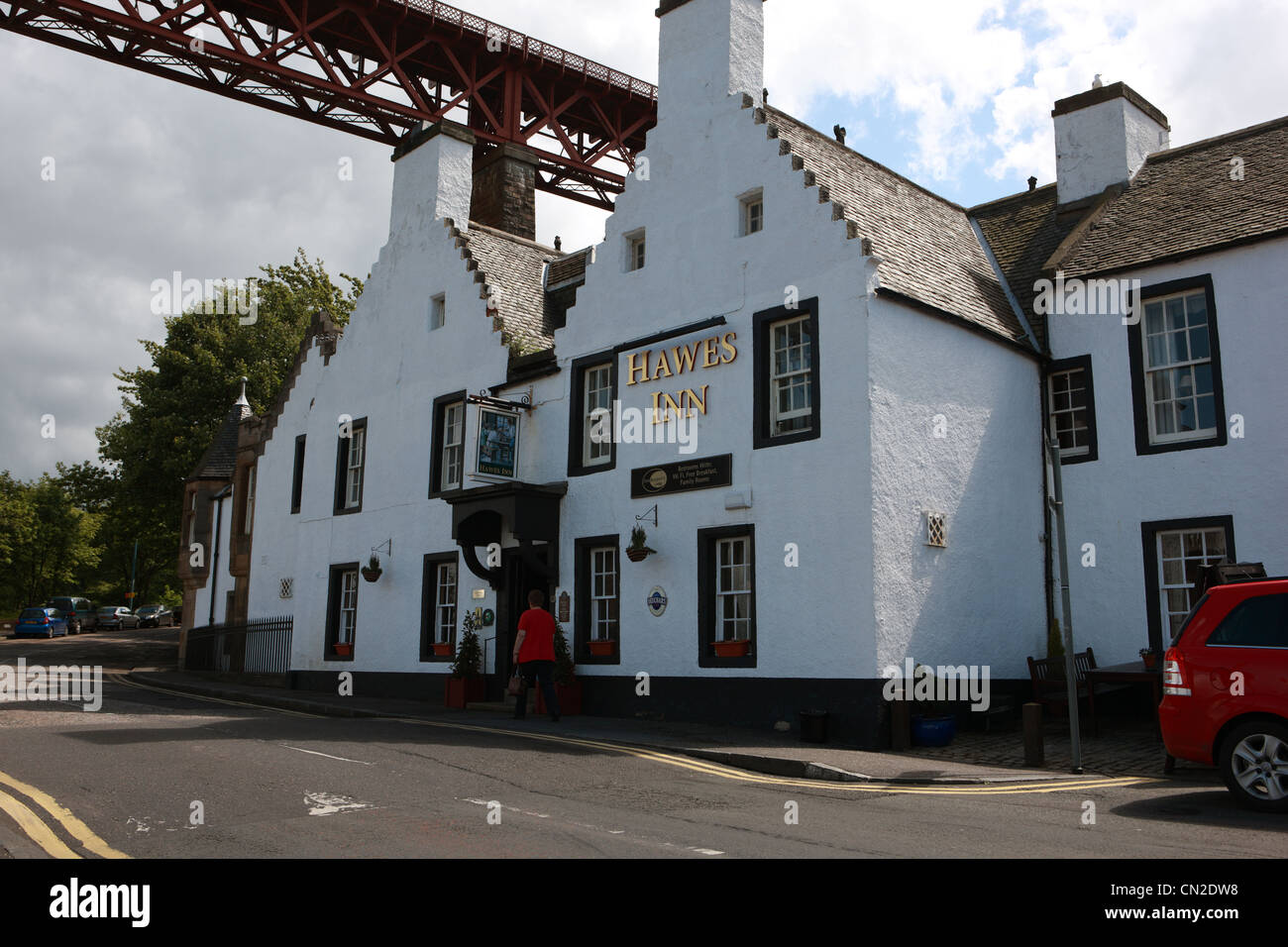 Hawes Inn mit Forth Rail Bridge overhead in der Fife Stadt von South Queensferry Stockfoto