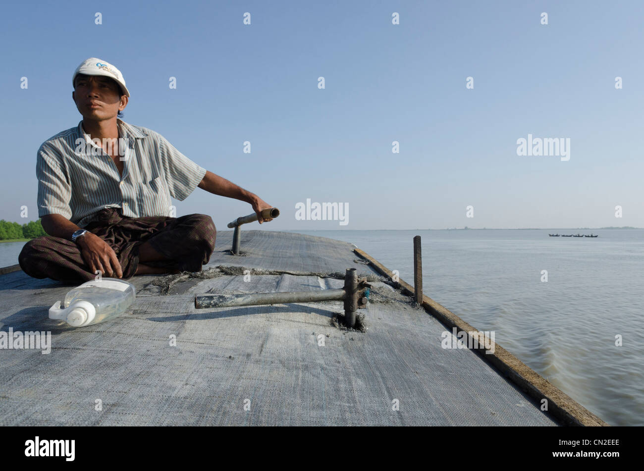 Bootsführer auf einem Gewässer in der Nähe von Labutta. Irrawaddy-Delta. Myanmar. Stockfoto