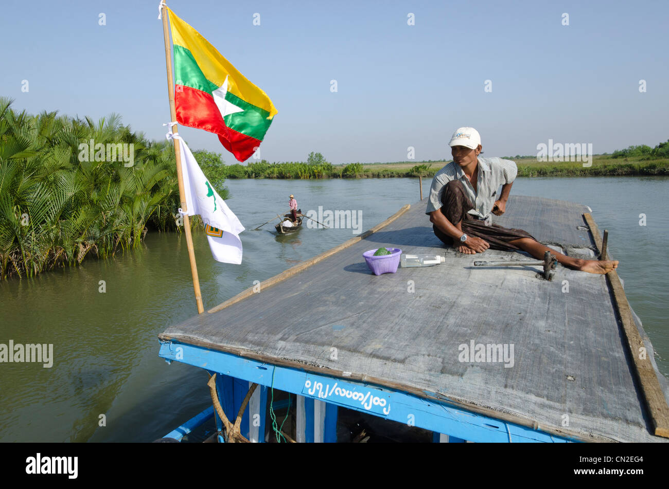 Bootsführer auf einem Gewässer in der Nähe von Labutta. Irrawaddy-Delta. Myanmar. Stockfoto