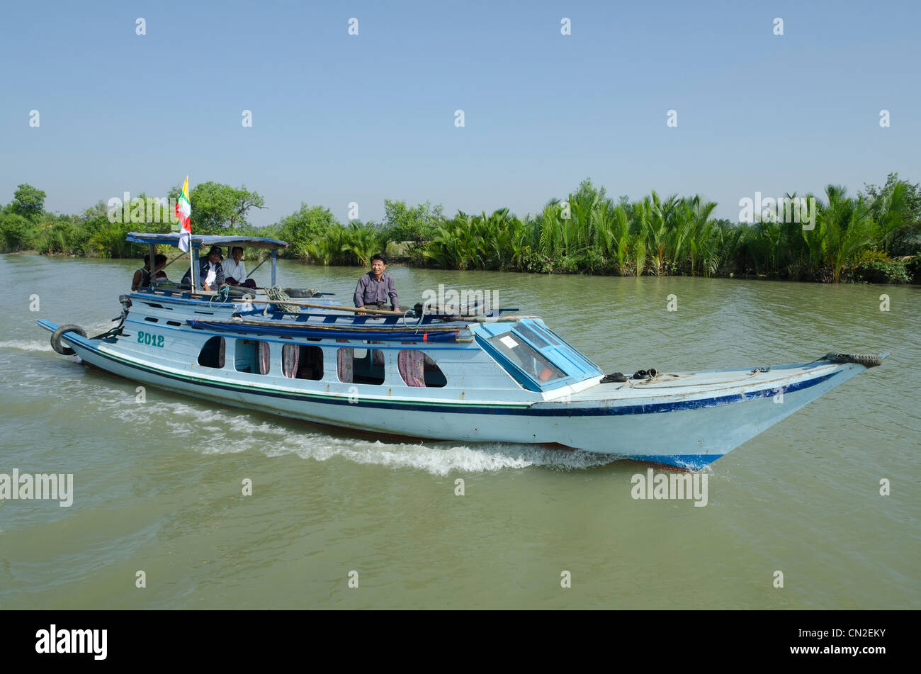 Kleine Passagier Boot und Mangrove Bäume auf einem Gewässer in der Nähe von Labutta. Irrawaddy-Delta. Myanmar. Stockfoto