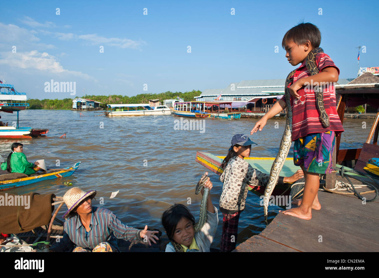Biosphärenreservat der UNESCO, Chong Khneas schwimmenden Dorf, kleine Schlange Showman, Tonle Sap See, Provinz Siem Reap, Kambodscha Stockfoto
