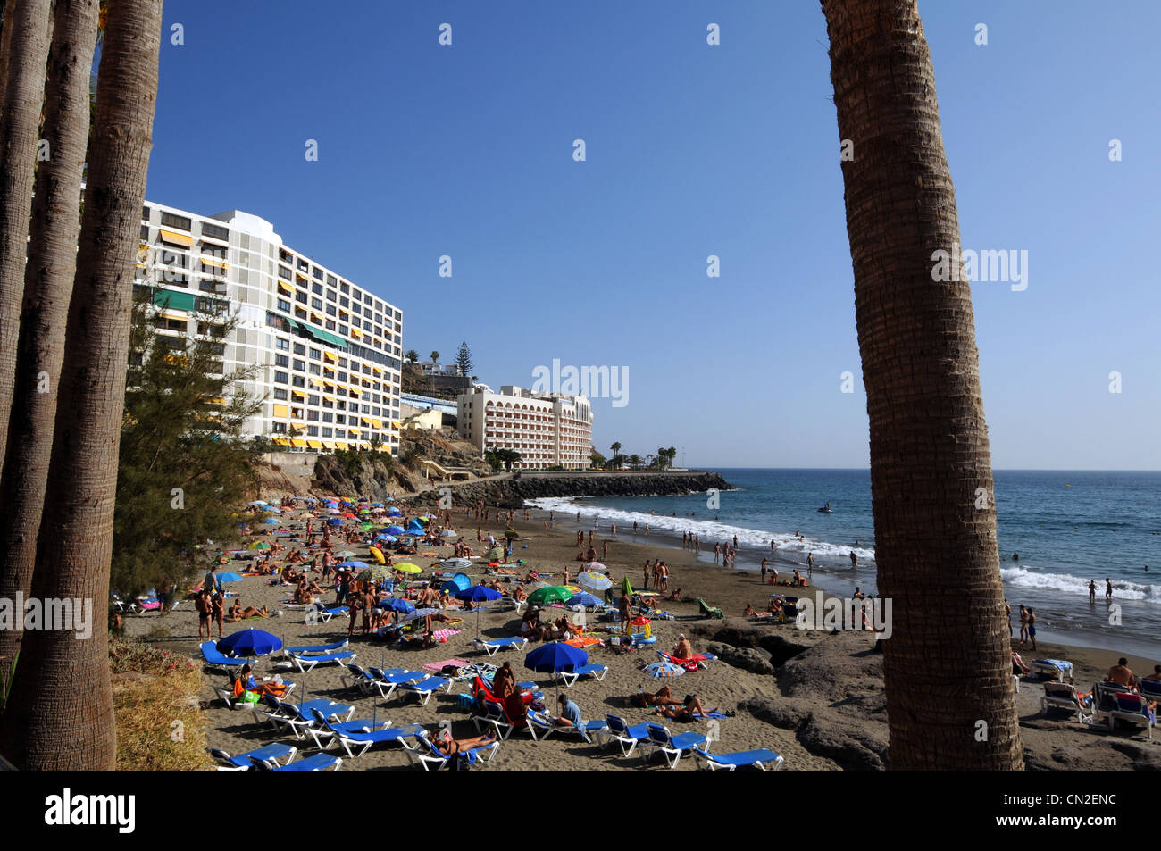 Strand und Ferienwohnungen in der Nähe von Anfi Del Mar Resort, Gran Canaria, Kanarische Inseln Stockfoto