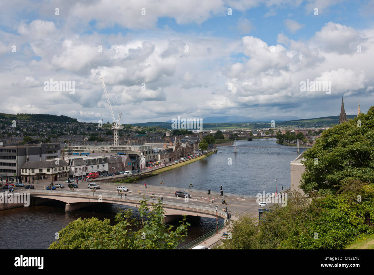Anzeigen von Castle Hill von The River Ness fließt durch das Zentrum von Inverness City, Inverness, Schottisches Hochland, Schottland. Stockfoto