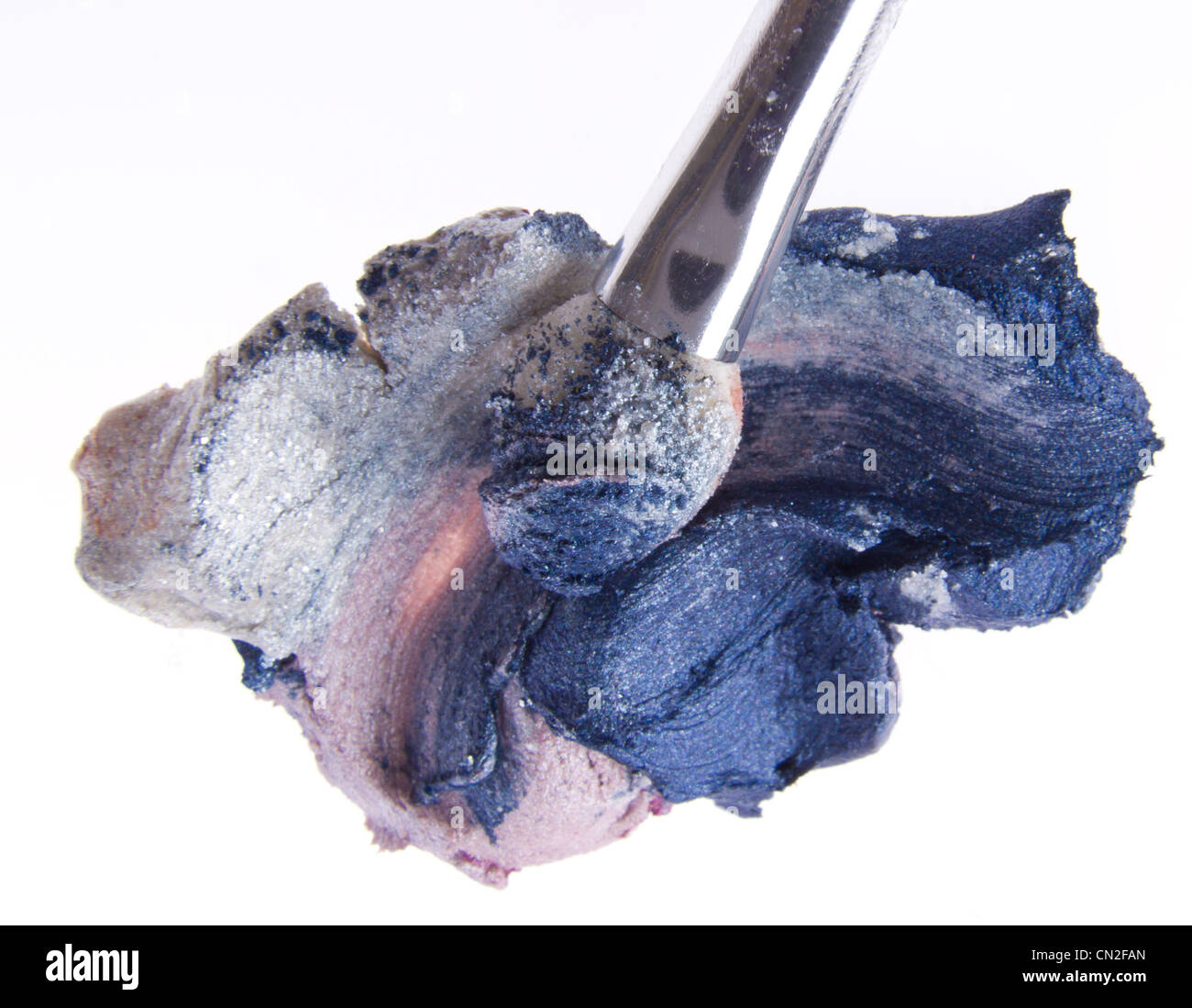 Creme Lidschatten mit Pinsel isoliert auf weißem Hintergrund Stockfoto