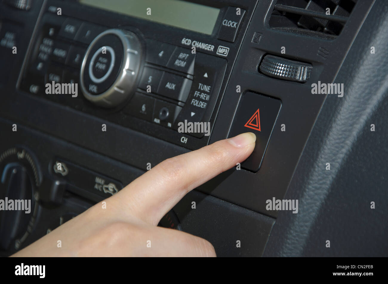 Eine weibliche Hand schieben den ein-/Ausschalter Stockfoto