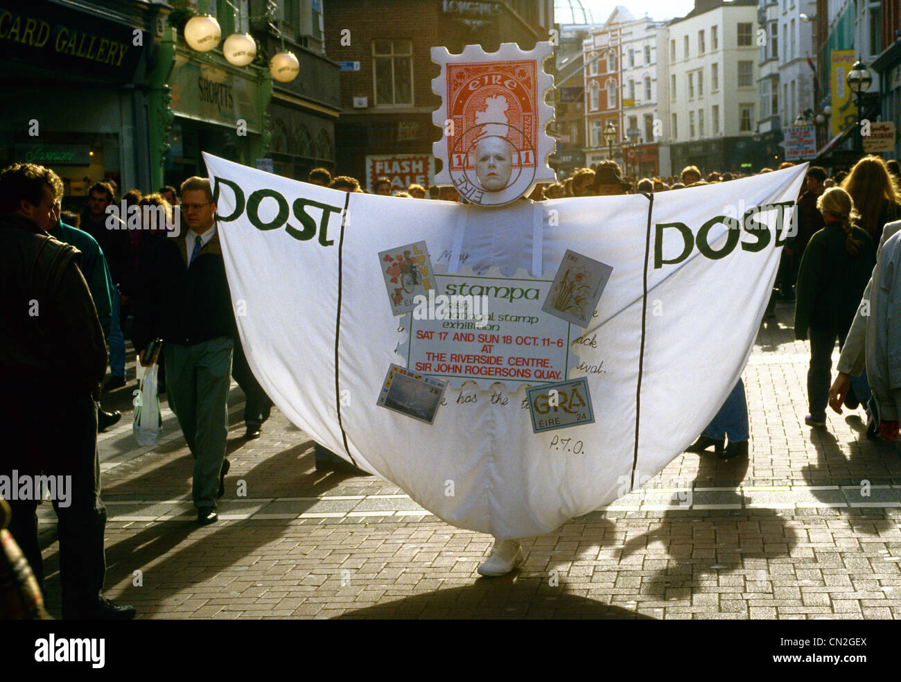 Die "Zweite" eine bekannte Dublin-Charakter, der seine gestalterischen Fähigkeiten zur öffentlichen Förderung und Commercail Interessen Stockfoto