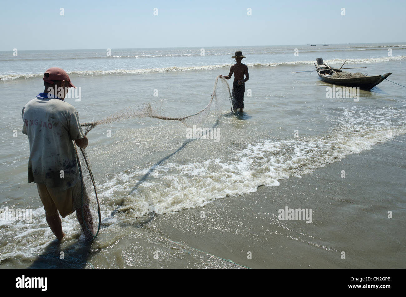 Die Fischer ihre Netze im Meer aussortieren. Irrawaddy-Delta. Myanmar. Stockfoto