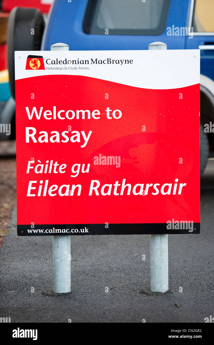 Herzlich Willkommen Sie auf Raasay Zeichen am Fähranleger, Schottland, Großbritannien. Stockfoto