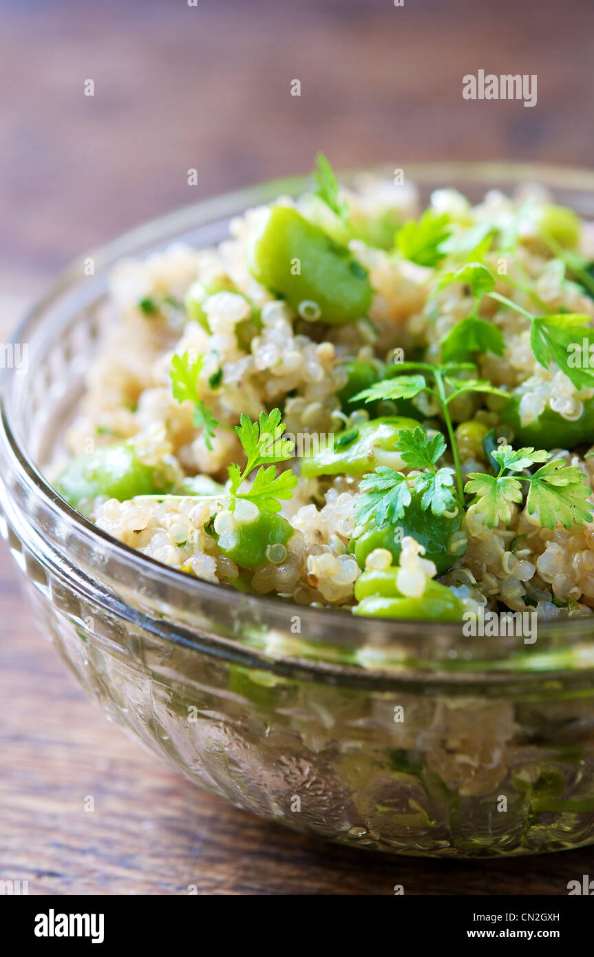 Glas Schale mit einem warmen Quinoa und Bohnen Salat. Stockfoto