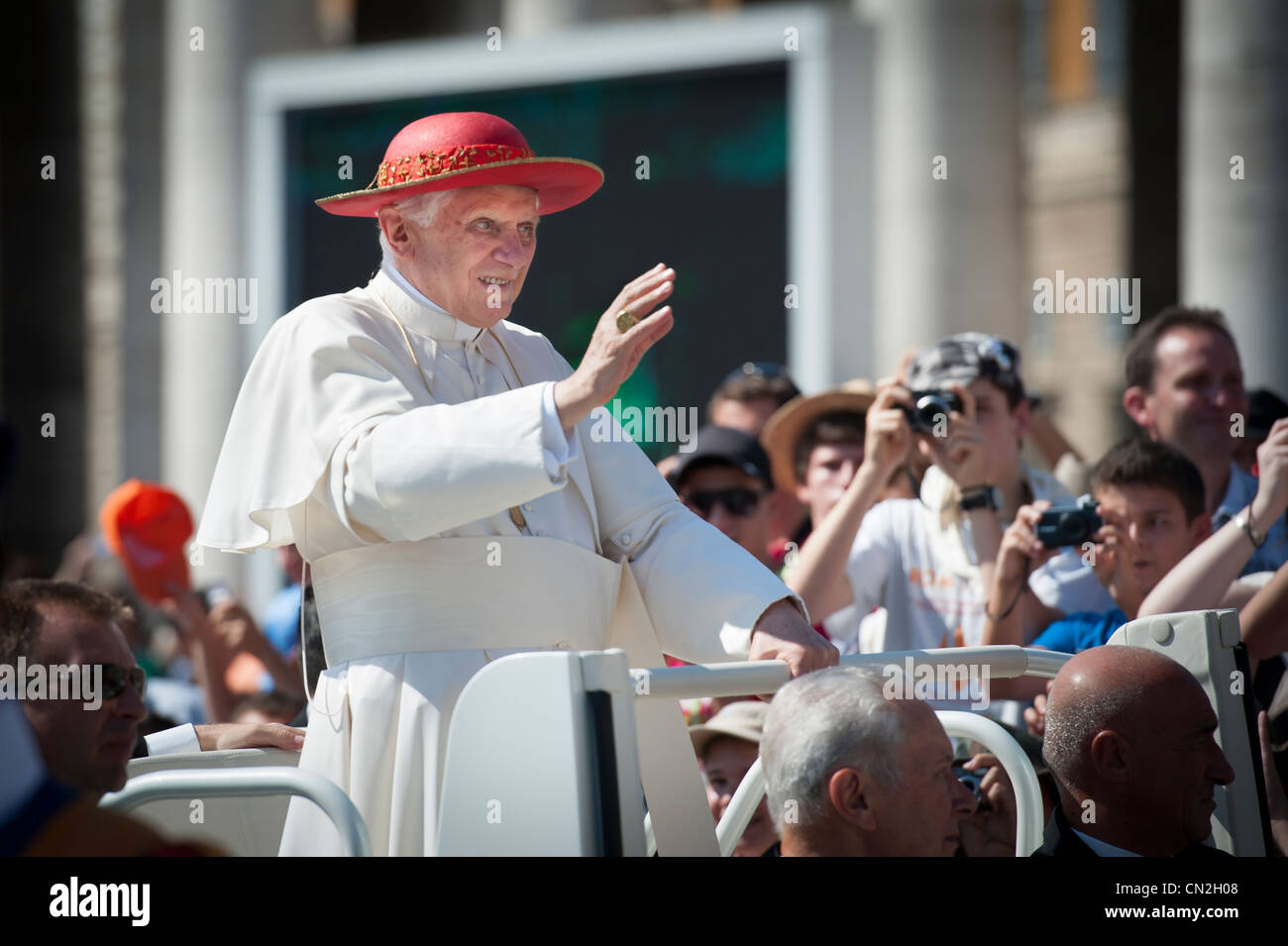 Rom - Aprll 4, 2010: Papst Benedict XVI segnet und Menge von Papamobil zuwinken, während einer Versammlung der internationalen Kirche Stockfoto