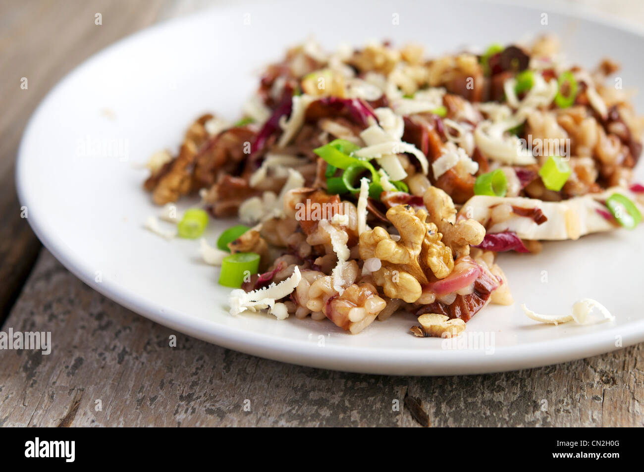 Das Risotto mit Tofu, Walnüssen und Radicchio macht eine sehr schöne Winter-Mahlzeit. Stockfoto
