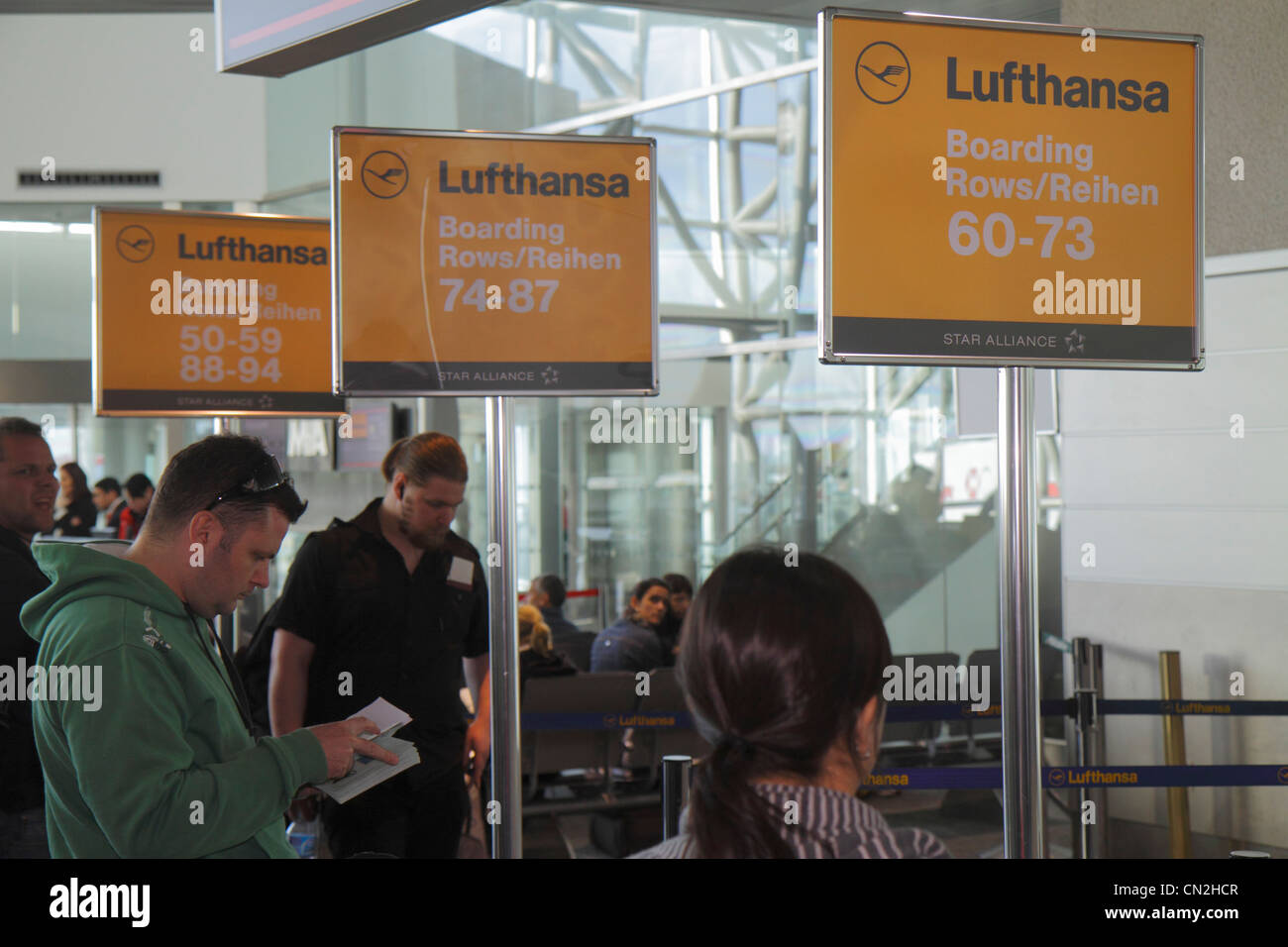 Miami Florida International Airport MIA, Gate, Lufthansa, Boarding, Schilder, Mann Männer Erwachsene Erwachsene, Passagiere Passagiere Reiter Reiter, Besucher reisen Reise Stockfoto Miami Florida International Airport MIA, Gate, Lufthansa, Boarding, Schilder, Mann Männer Erwachsene Erwachsene, Passagiere Passagiere Reiter Reiter, Besucher reisen Reise Stockfoto