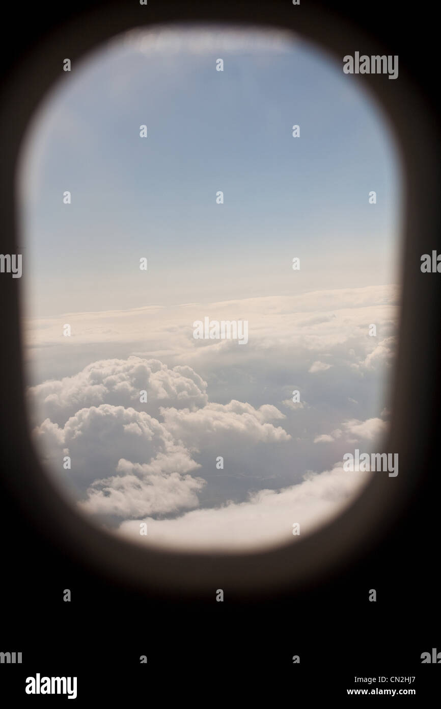 Blick auf Wolken durch Flugzeugfenster Stockfoto