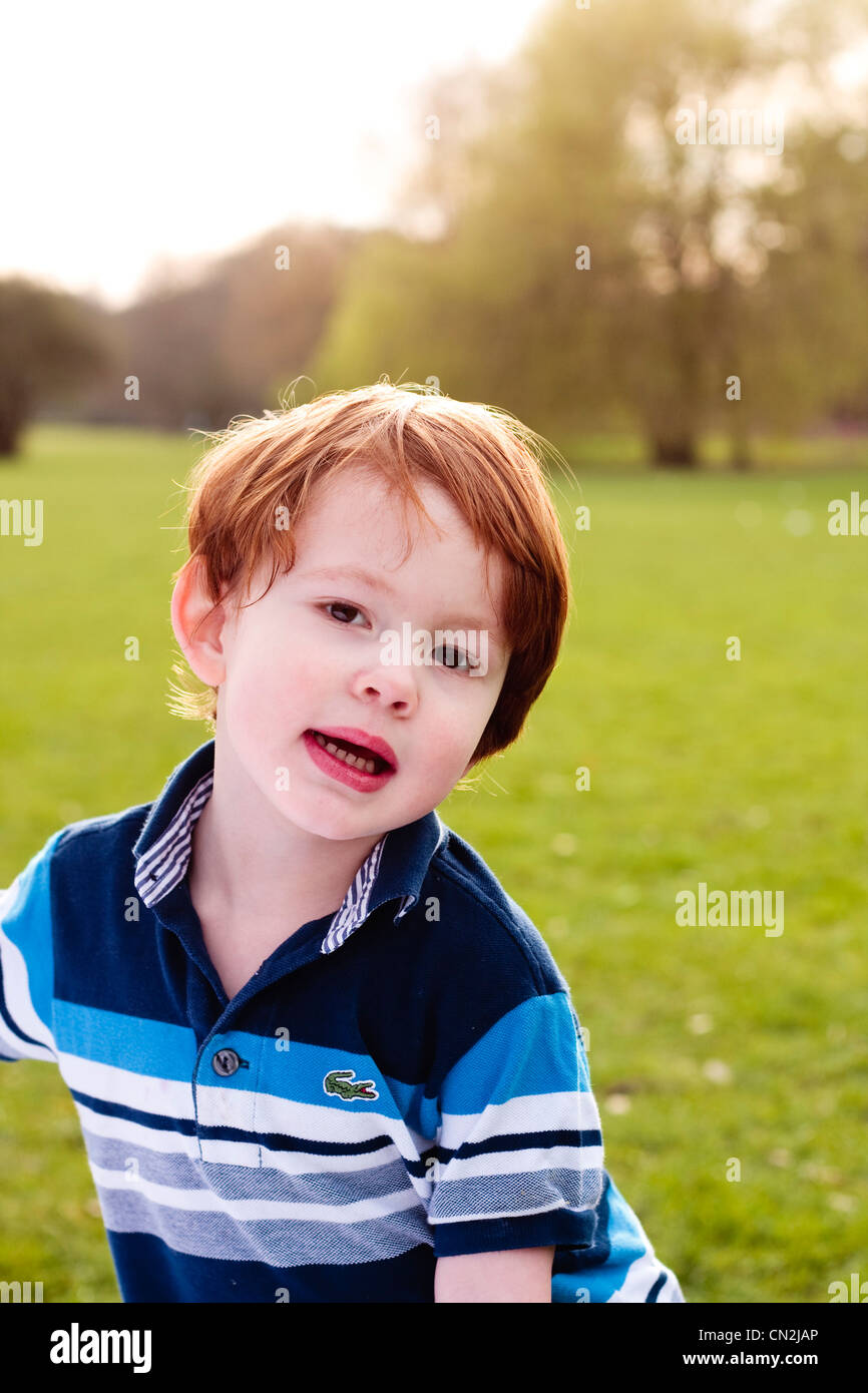 Porträt einer glücklich zwei kastanienbraunen Haaren Einjahresjunge, draußen in einem Park. Stockfoto