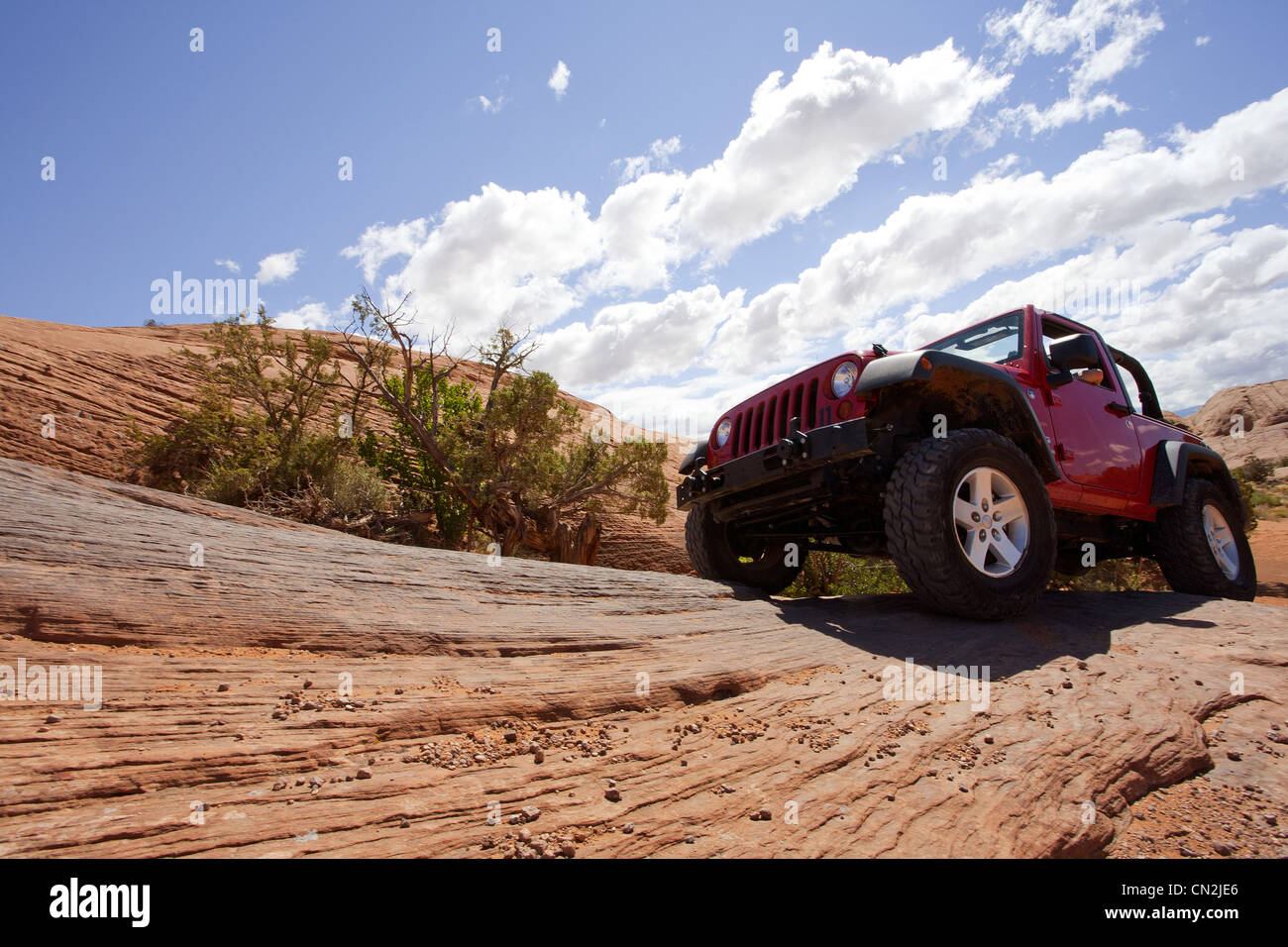 Jeep fahren auf roten Felsen, niedrigen Winkel Ansicht, Moab, Utah, USA Stockfoto