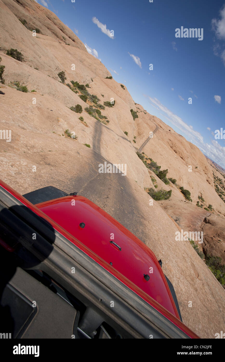 Sicht auf Remote-Straße über rote Felsen durch Jeep Schiebedach, Moab, Utah, USA Stockfoto