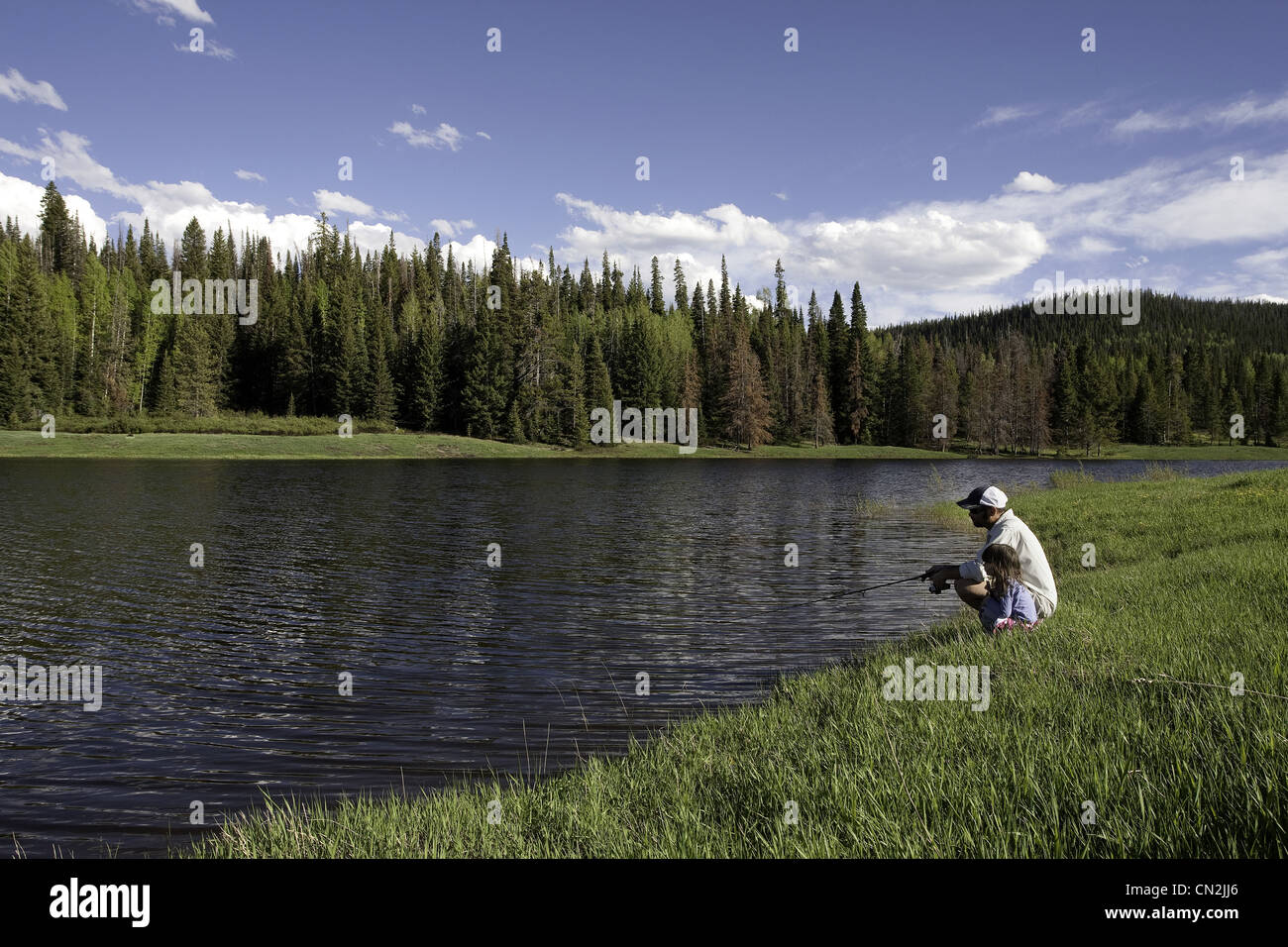 Mann und junges Mädchen Fischen im Bergsee, Oak Creek, Colorado, USA Stockfoto