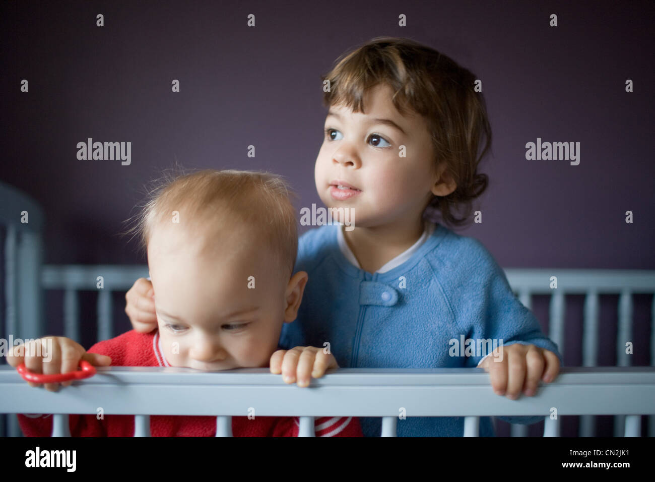 Zwei Kleinkinder im Kinderbett Stockfoto