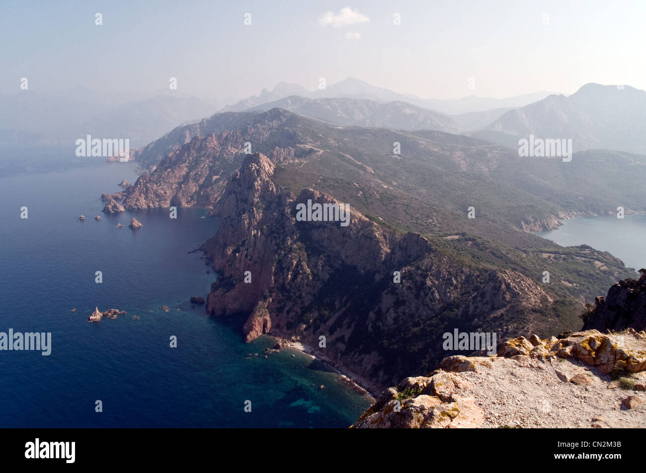 Der Blick auf die Klippen Capo Rosso und den Golf von Porto im Mittelmeer, in der Nähe von Porto, an der Westküste der Insel Korsika, Frankreich. Stockfoto