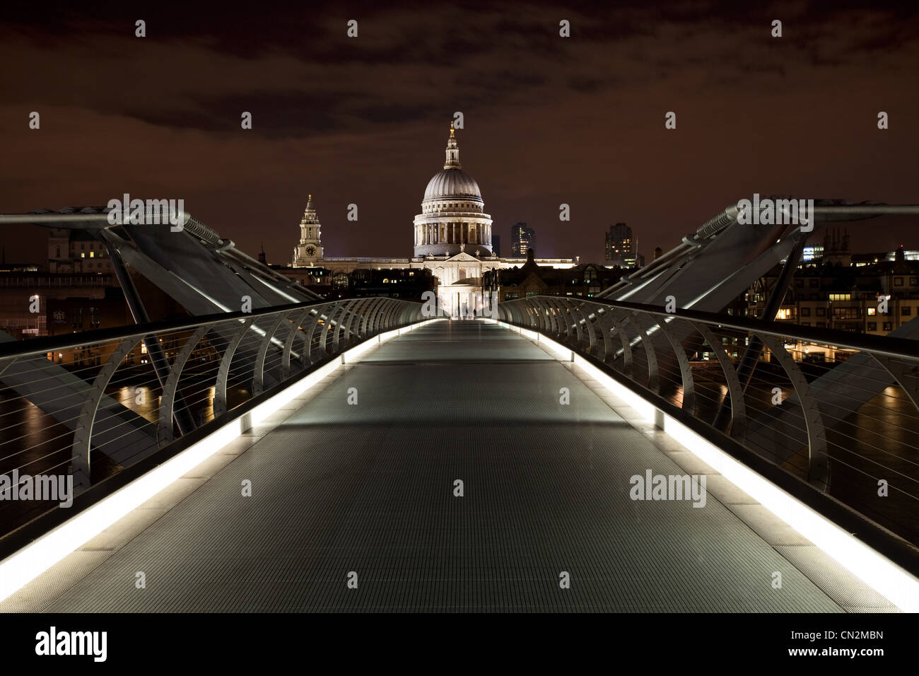 Millennium Bridge in Richtung St. Pauls Cathedral, London, UK Stockfoto