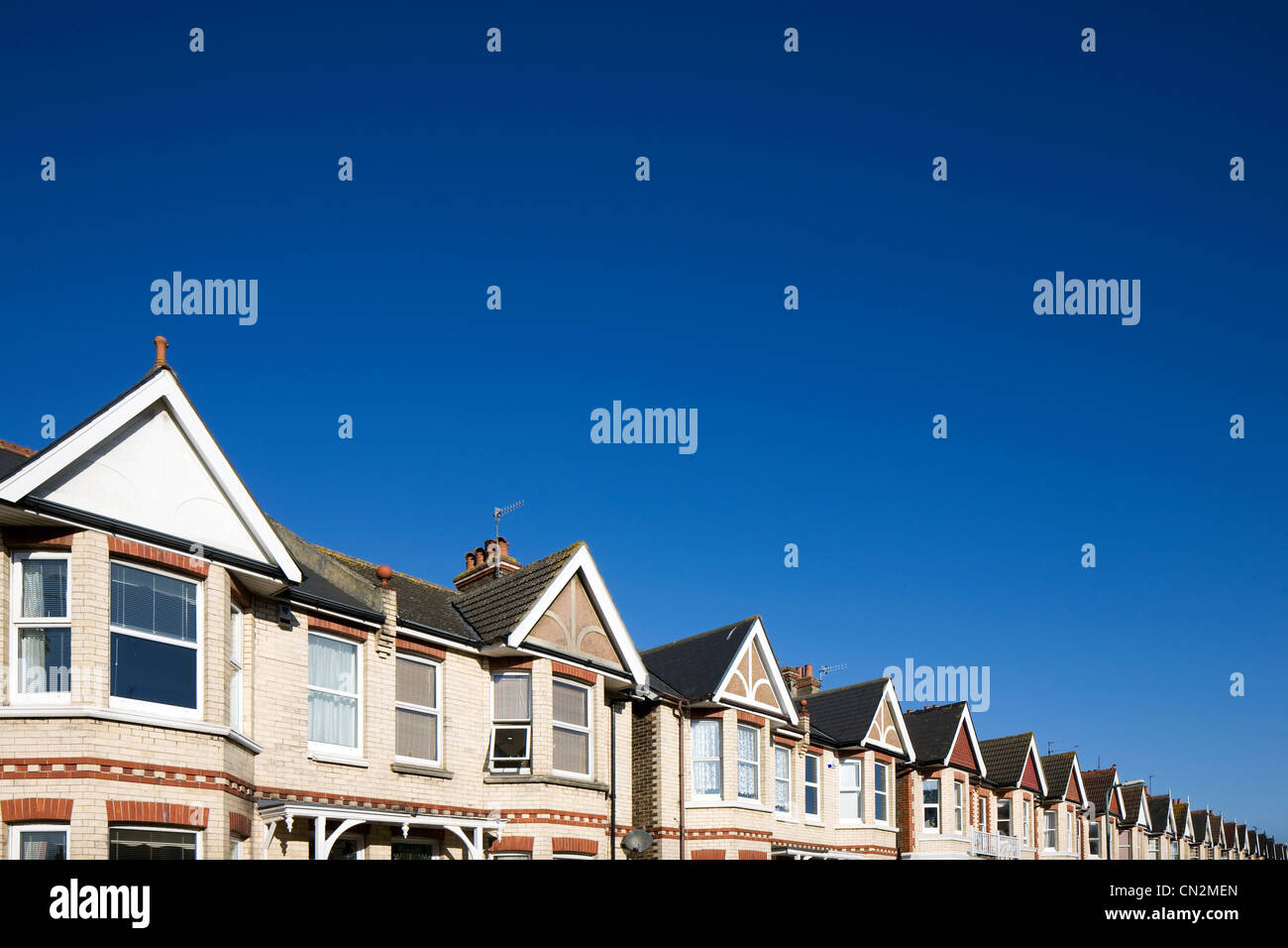 Straße mit Häusern und blauer Himmel Stockfoto