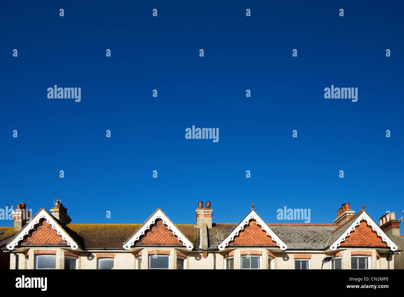 Straße mit Häusern und blauer Himmel Stockfoto