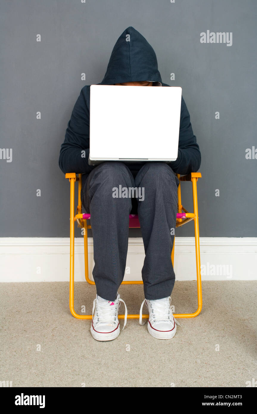 Junger Mann mit Kapuzenshirt mit laptop Stockfoto