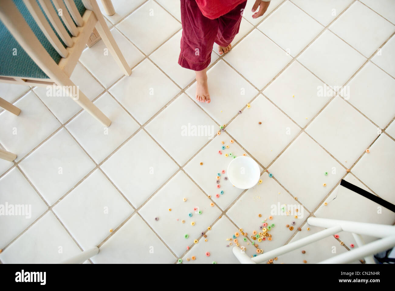 Frühstücks-Cerealien verschüttet auf Küchenboden Stockfoto