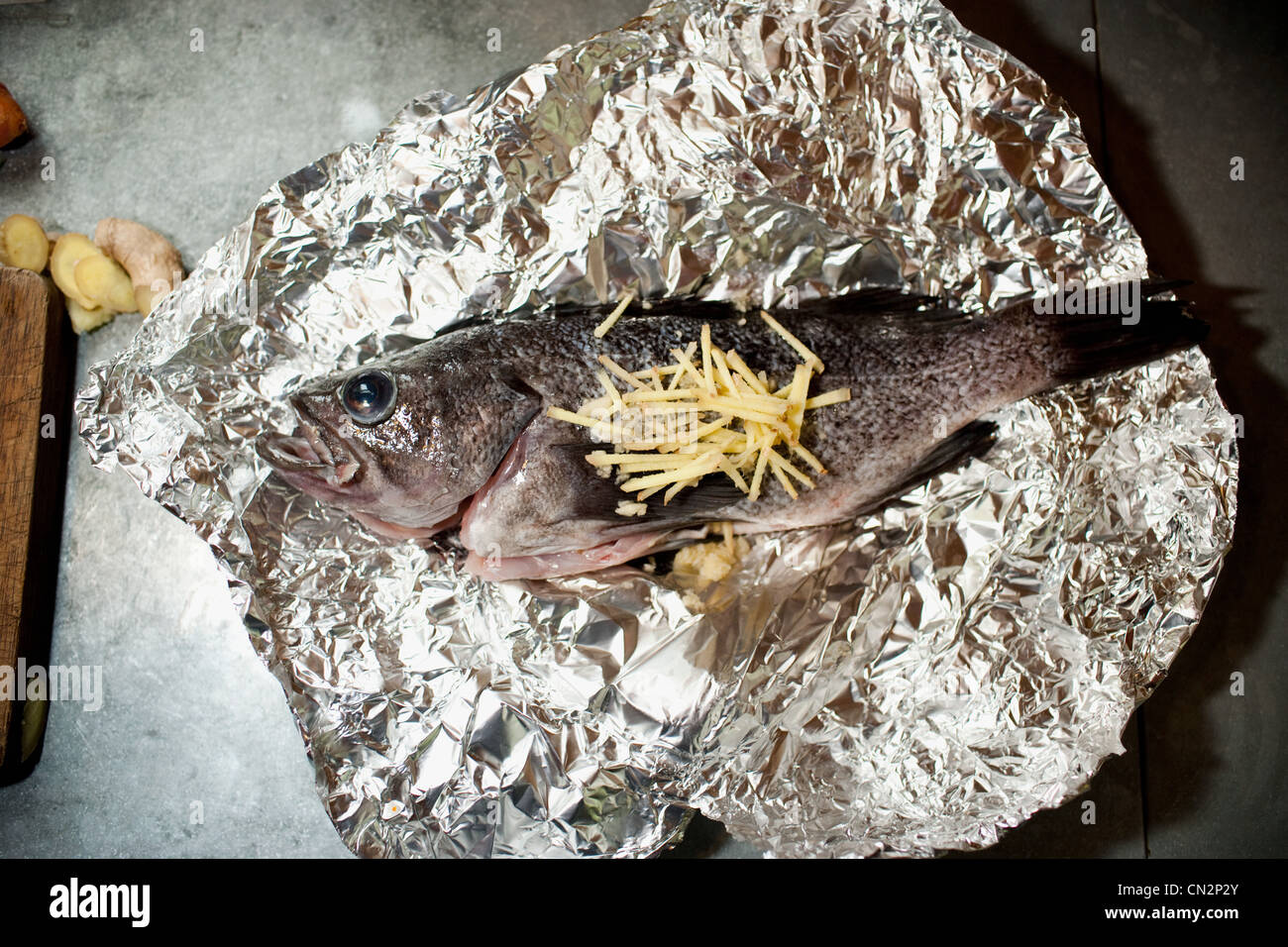 Fisch auf Alufolie Stockfotografie - Alamy