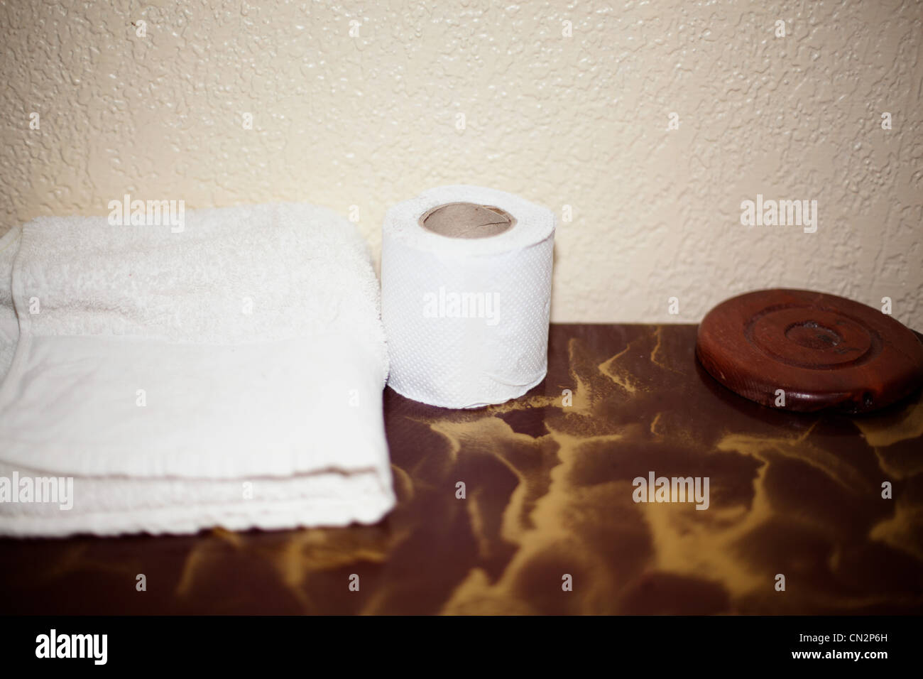 Handtücher und Toilettenpapier Stockfoto
