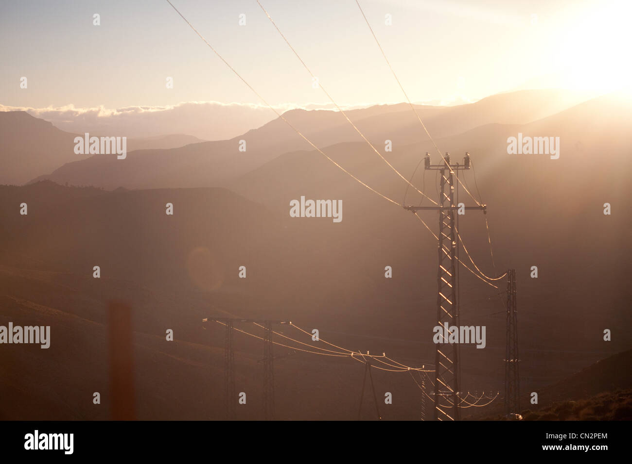 Berge und Telefonkabel im Sonnenlicht Stockfoto