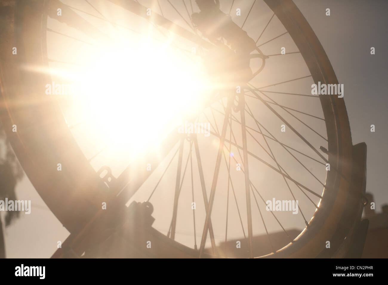 Fahrrad-Rad in hellem Sonnenlicht Stockfoto